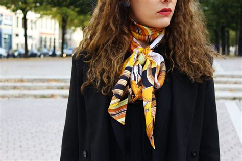 comment porter un foulard hermes 90x90|5 astuces pour porter un foulard Hermès 90x90 avec élégance.